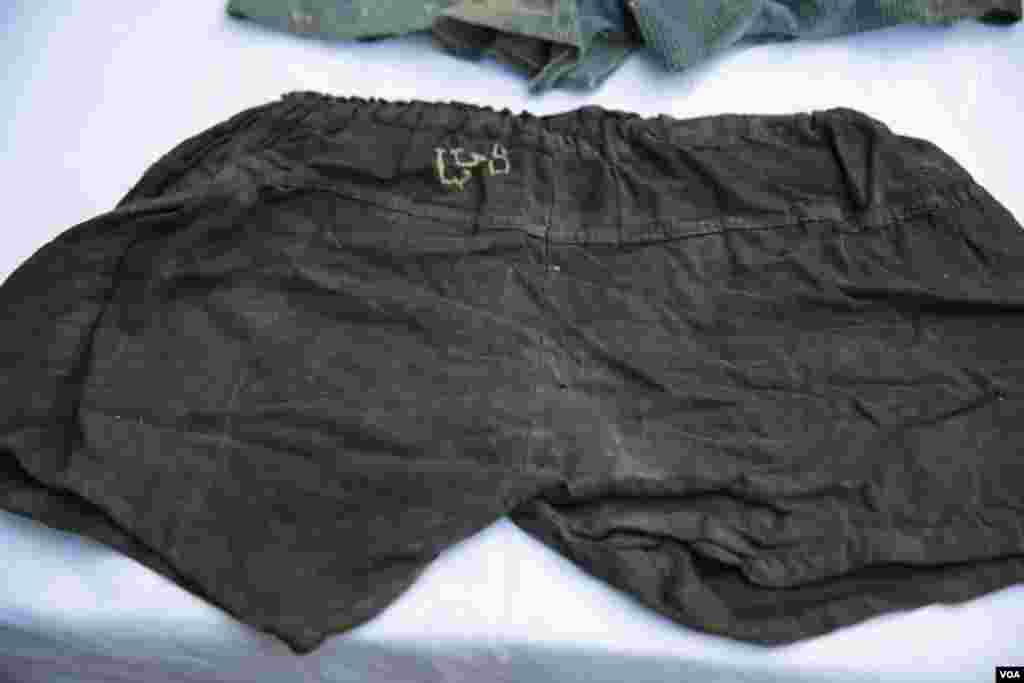 គ្រឿង​វាយនភណ្ឌ​ដែល​សេសសល់​របស់​ជន​រងគ្រោះ​នៃ​គុក​ទួល​ស្លែងត្រូវ​បាន​ដាក់​បង្ហាញ​នៅ​ក្នុង​ពិធីចុះ​ហត្ថលេខា​លើ​កិច្ច​ព្រម​ព្រៀងលើ​គម្រោង​ &laquo;ការអភិវឌ្ឍវត្ថុតាង​វាយនភណ្ឌ​សតវត្សទី២០&raquo; នៃ​មូល​និធិឯកអគ្គរដ្ឋទូត​អាមេរិក​សម្រាប់​វប្បធម៌ ​នៅ​សារមន្ទីរ​ឧក្រិដ្ឋកម្ម​ប្រល័យ​ពូជសាសន៍​ទួល​ស្លែង​កាល​ពី​ព្រឹក​ថ្ងៃ​ចន្ទ​ទី​១១ ធ្នូ​ ឆ្នាំ ២០១៧។ (ទុំ ម្លិះ/VOA)​