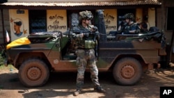 프랑스 군인들이 유혈 사태가 벌어진 중앙아프리카공화국의 수도 방기에서 7일 순찰을 돌고 있다. 