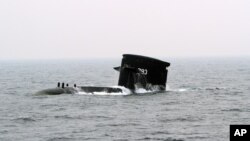 台湾海军的潜水艇在高雄的军事演习中浮出水面（2013年1月22日）