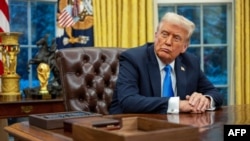 Le président Donald Trump dans le bureau ovale de la Maison Blanche à Washington, DC, le 11 février 2025.