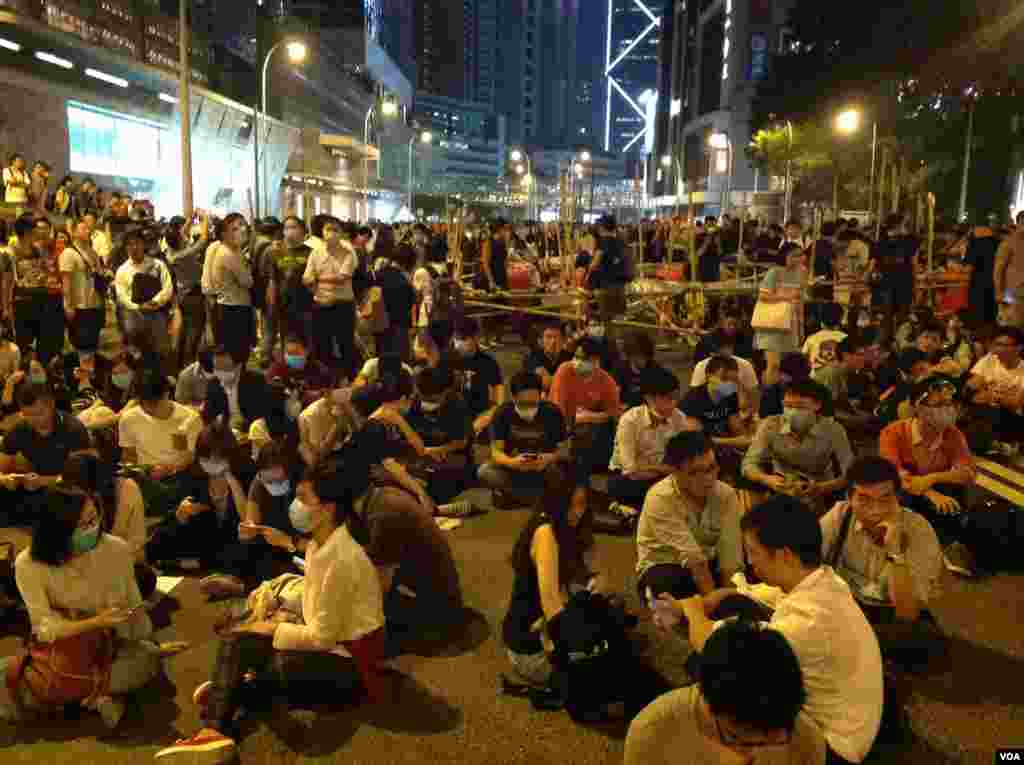 占领人士星期一晚在金钟道上架设和加固路障 (美国之音海彦拍摄)