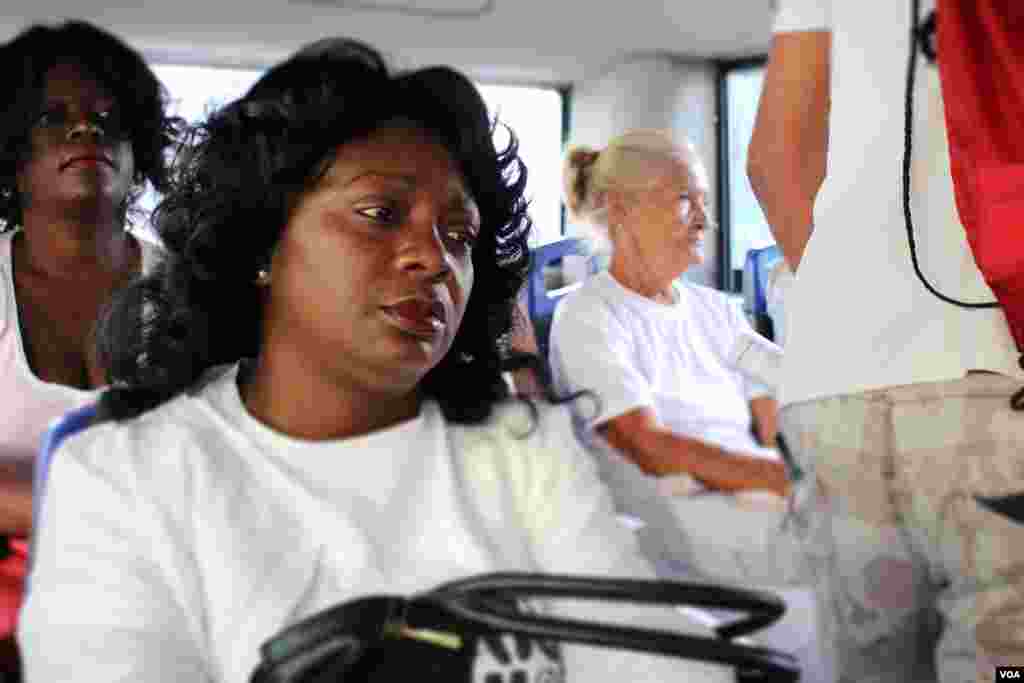 索勒和丈夫的成年子女及孙女昨晚搬到了佛罗里达。他们在古巴的家变小了。不过，她缩短了到美国探访的时间，为的是不错过星期天的游行。 （美国之音/马奇）