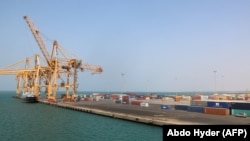 Le port d'Hodeida tenu par la rébellion de la Mer Rouge au Yémen le 7 novembre 2017.