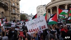 Watu waliobaba mabango na bendera za Palestina wafanya maandamano mjini London yaliyopewa jina 'March For Palestine', ya kuunga mkono Wapalestina. Oktoba 14, 2023.