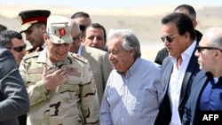 የተባበሩት መንግስታት ድርጅት ዋና ፀሃፊ አንቶኒዮ ጉተሬዥ ግብፅ ሲደርሱ፣ የግብፅ ሁለተኛ ጦር መሪ መሐመድ አብደል ራህማን እና የግብፅ ጤና ሚኒስትር ካሌድ አብደል ጃፋር አቀባበል አድርገውላቸዋል - መጋቢት 23፣ 2024