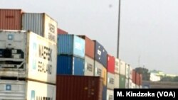 Picha ya makontena kwenye bandari ya Douala, Cameroon.