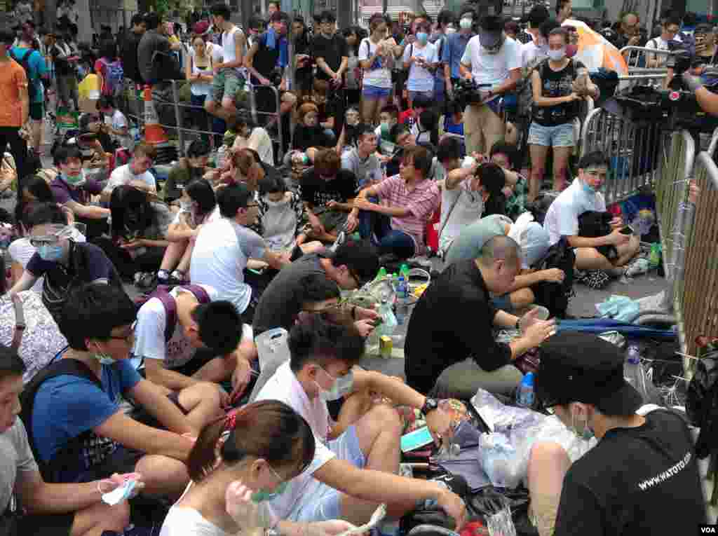 数千香港市民云集政府总部声援被困公民广场学生（美国之音图片／海彦拍摄）