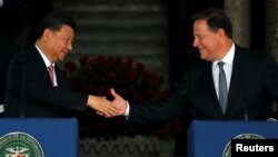 파나마를 방문한 시진핑 중국 국가주석과 후안 카를로스 바렐라 파나마 대통령이 3일 파나마 시티의 대통령 궁에서 정상회담한 후 연 공동기자회견에서 악수를 나누고 있다. 