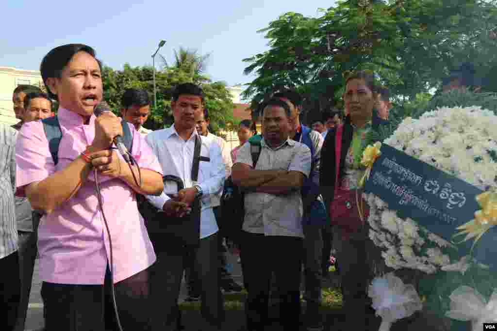 លោក ​វន់ ពៅ ​ប្រធាន​សមាគម​សេដ្ឋកិច្ច​ក្រៅ​ប្រព័ន្ធ​ ហៅ​កាត់​ថា​ IDEA​ ថ្លែង​ក្នុង​ពិធី​គោរព​វិញ្ញាណ​ក្ខន្ធ​ លោក ជា វិជ្ជា អតីត​ប្រធាន​សហជីព​សេរីកម្មករ​ ដែល​ត្រូវ​បាន​គេ​បាញ់​សម្លាប់​កាល​ពី​១៥​ឆ្នាំ​មុន នៅ​ខាង​​មុខ​រូប​សំណាក​របស់​លោក ​ក្បែរ​វិមាន​ឯករាជ្យ​ នៅ​រាជធានី​ភ្នំពេញ ​នា​ថ្ងៃ​ទី២២​ ខែ​មករា​ ឆ្នាំ២០១៨។&nbsp;(កាន់​&nbsp;វិច្ឆិកា/VOA)&nbsp;