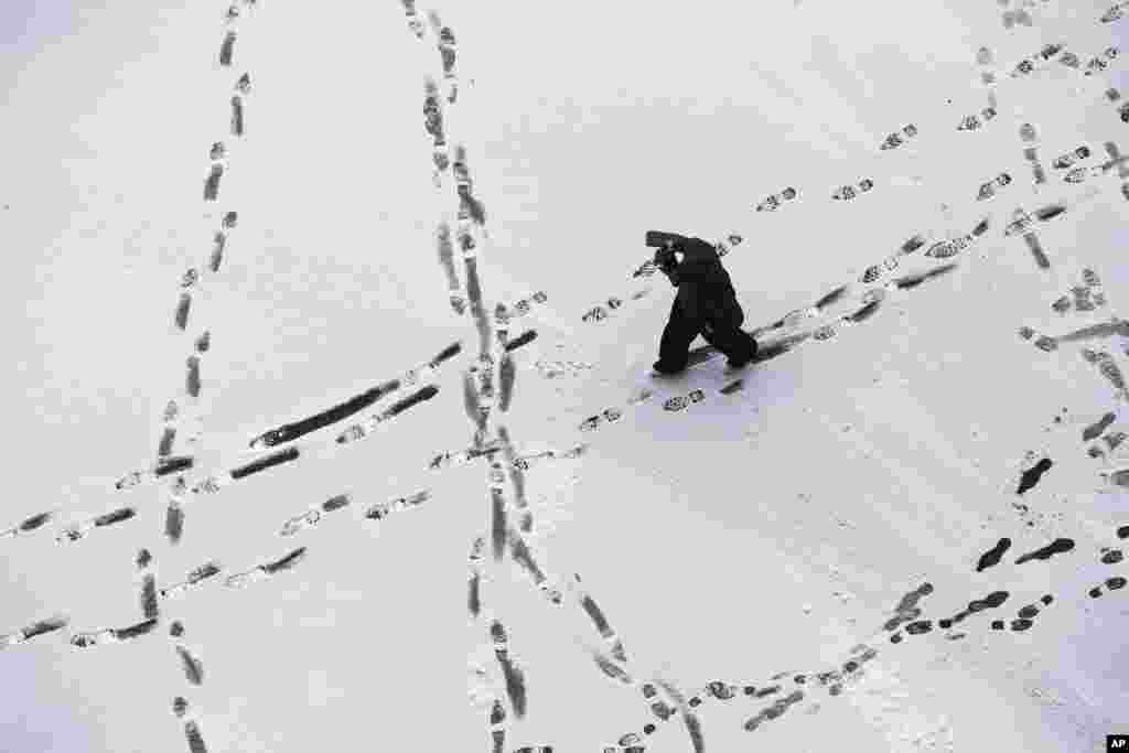 បុរស​ម្នាក់​ចូល​ទៅ​ក្នុង​ទីលាន Lambeau មុនពេល​ការ​ប្រកួត​បាល់ឱប​ NFL រវាង​ក្រុម Green Bay Packers និង​ក្រុម Seattle Seahawks ក្នុង​ក្រុង Green Bay រដ្ឋ Wisconsin កាល​ពី​ថ្ងៃ​ទី១១ ខែ​ធ្នូ ឆ្នាំ​២០១៦។