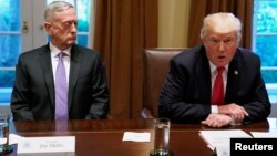 وزیر دفاع به همراه فرماندهان ارشد نظامی پنجشنبه شب مهمان پرزیدنت ترامپ در کاخ سفید بودند. 