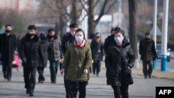 지난 26일 북한 평양 광복거리에 나온 시민들이 대부분 마스크를 쓰고 있다.