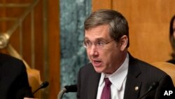 عکس آرشیوی از سناتور مارک کرک