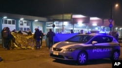 2016年12月23日，意大利警方在米兰一居民区发生枪战之后封锁一具尸体周围地区。