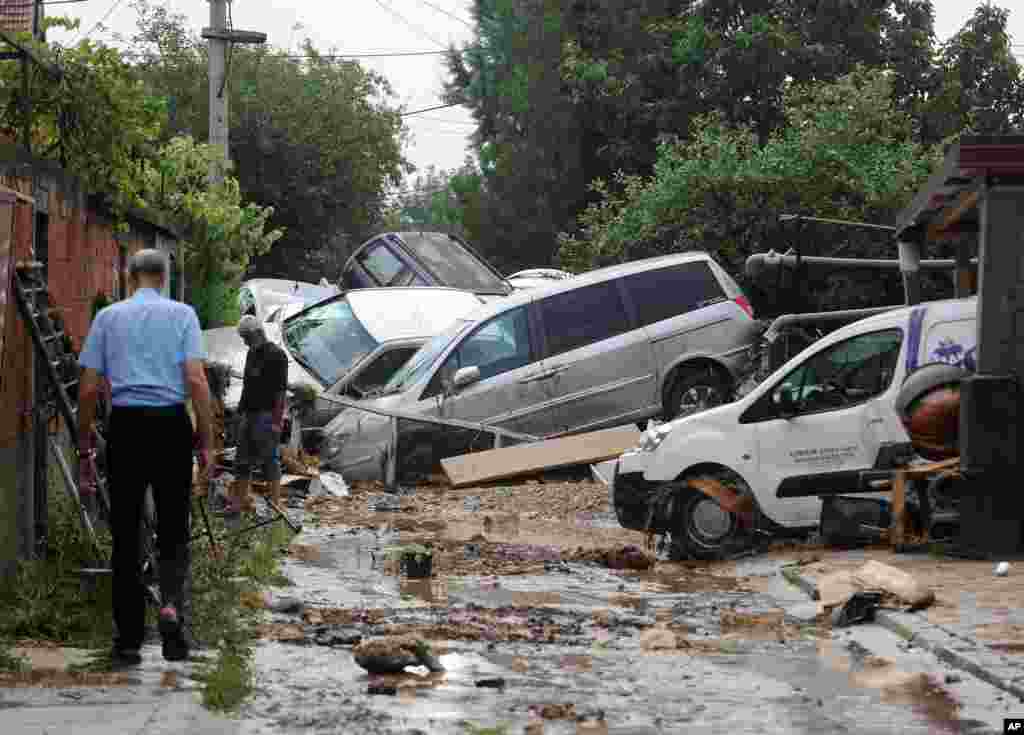 Mobil-mobil hanyut terbawa air banjir yang melanda desa Stajkovci, sebelah timur Skopje, Makedonia.