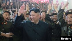 Le leader de la Corée du Nord Kim Jong Un au milieu des troupes nord-coréennes à Pyongyang, 5 juillet 2017.