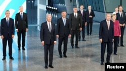 美国总统拜登和其他北约成员国领导人在布鲁塞尔出席北约峰会时合影。（2021年6月14日）