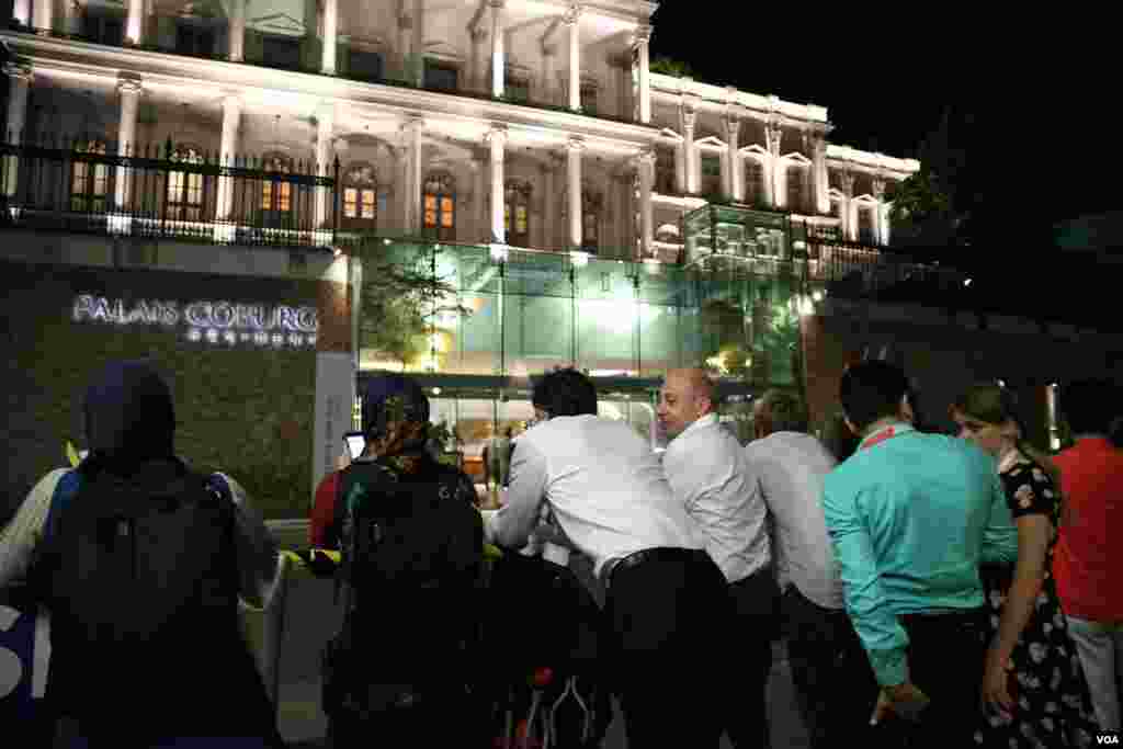 در حالیکه مذاکرات در هتل کوبورگ وین ادامه دارد، خبرنگاران در انتظار آخرین خبرها از مذاکرات هسته ای هستند.