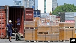 태국 방콕의 항구에서 인부들이 수출품을 컨테이너에 싣고 있다. (자료사진)