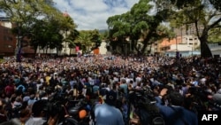 在委内瑞拉的加拉加斯东部的玻利瓦尔广场，反对派支持者聚集在一起倾听委内瑞拉国民议会议长和自命“代总统”的瓜伊多发表演讲。 