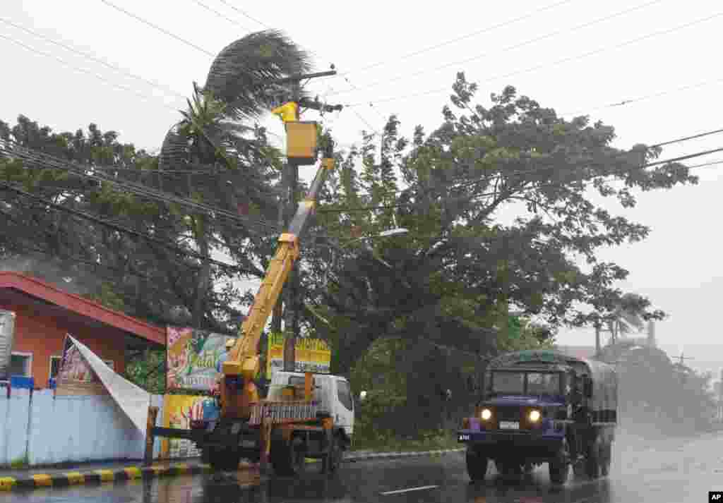Soldiers make the rounds to enforce the evacuation of residents as powerful typhoon Haiyan hits Legazpi city, Albay province, south of Manila, Nov. 8, 2013. 