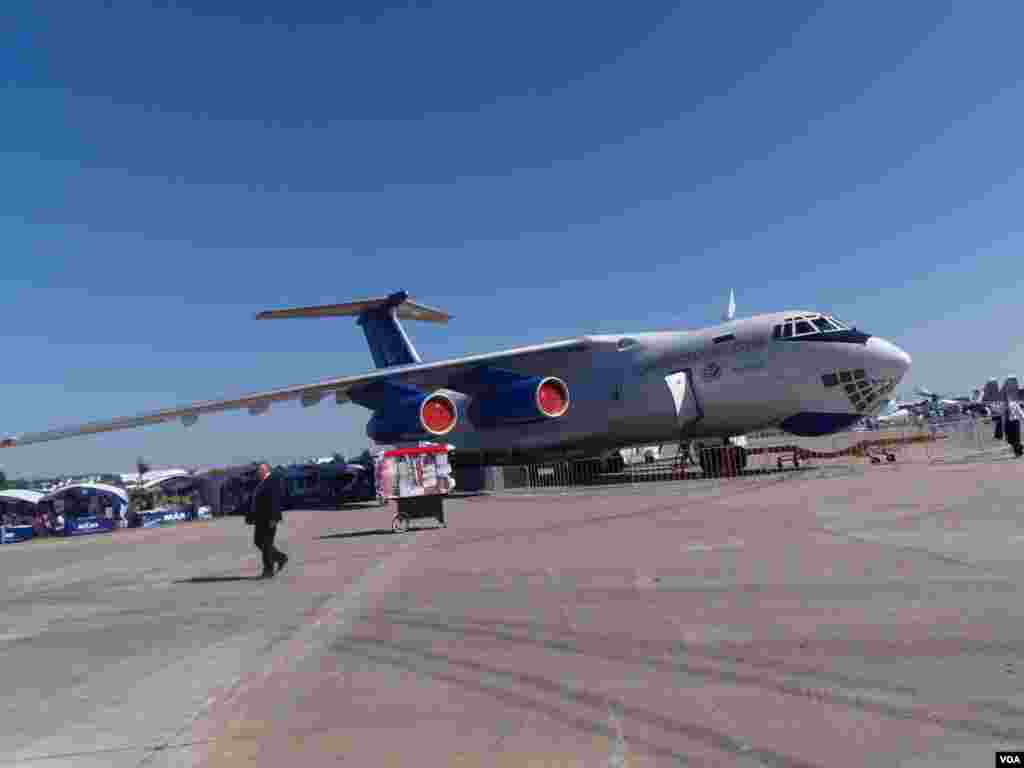 本届莫斯科航展上展出的改进型伊尔-76运输机。