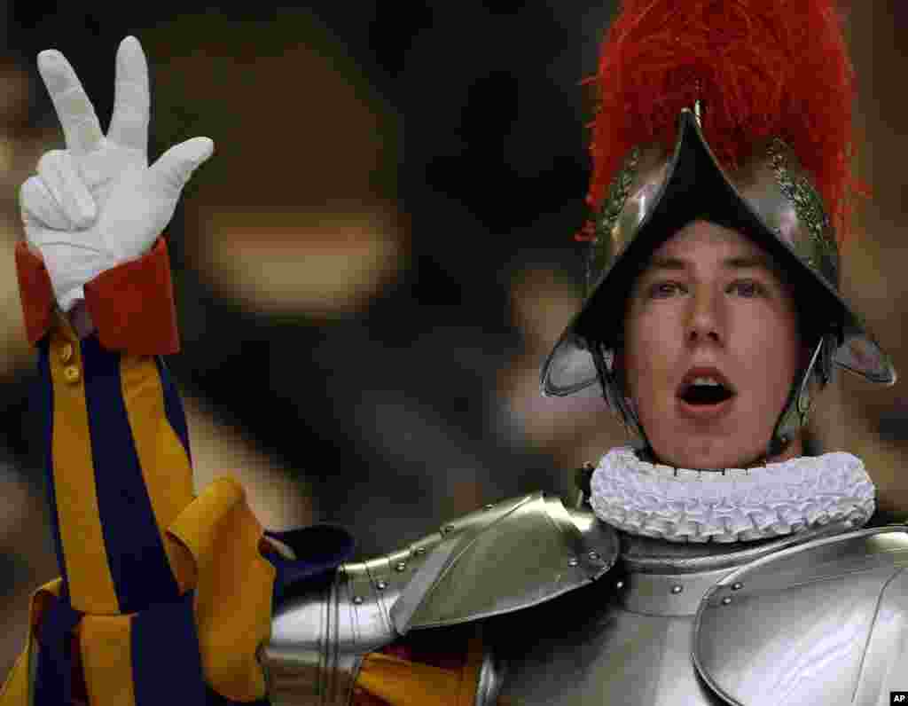 Seorang anggota pengawal Vatikan dari Swiss menghadiri sebuah upacara di Vatikan. 