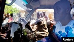 Photo d'archives: Une foule entoure une voiture de maintien de la paix des Nations Unies lors d'une manifestation à Gao, Mali, 5 juillet 2013.