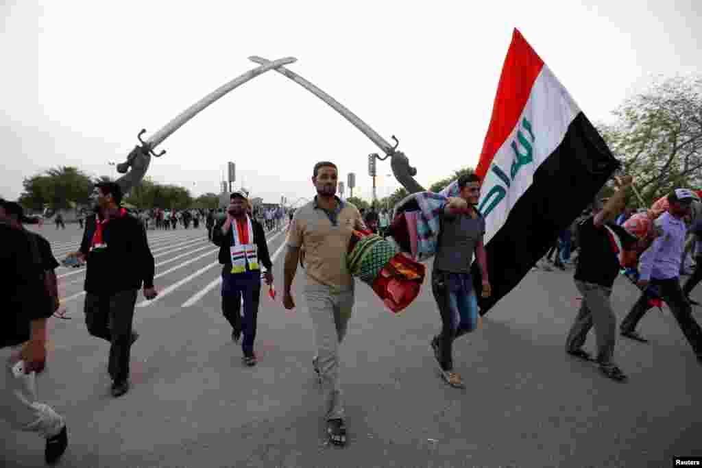 معترضان حامی مقتدی صدر در &quot;منطقه سبز&quot; بغداد.