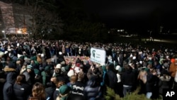 美国密歇根州立大学校园为2023年2月13日枪击案遇难者举行追思会。（美联社）