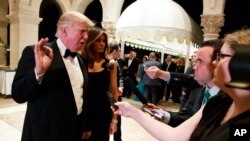 美国当选总统川普在他的佛罗里达州马阿拉歌庄园的新年除夕聚会中同记者谈话（2016年12月31日）