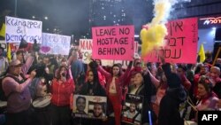 تجمع خانواده‌ها و دوستان گروگان‌های اسرائیلی ربوده‌شده توسط حماس به غزه. تل‌آویو، شنبه ۶ بهمن ۱۴۰۳