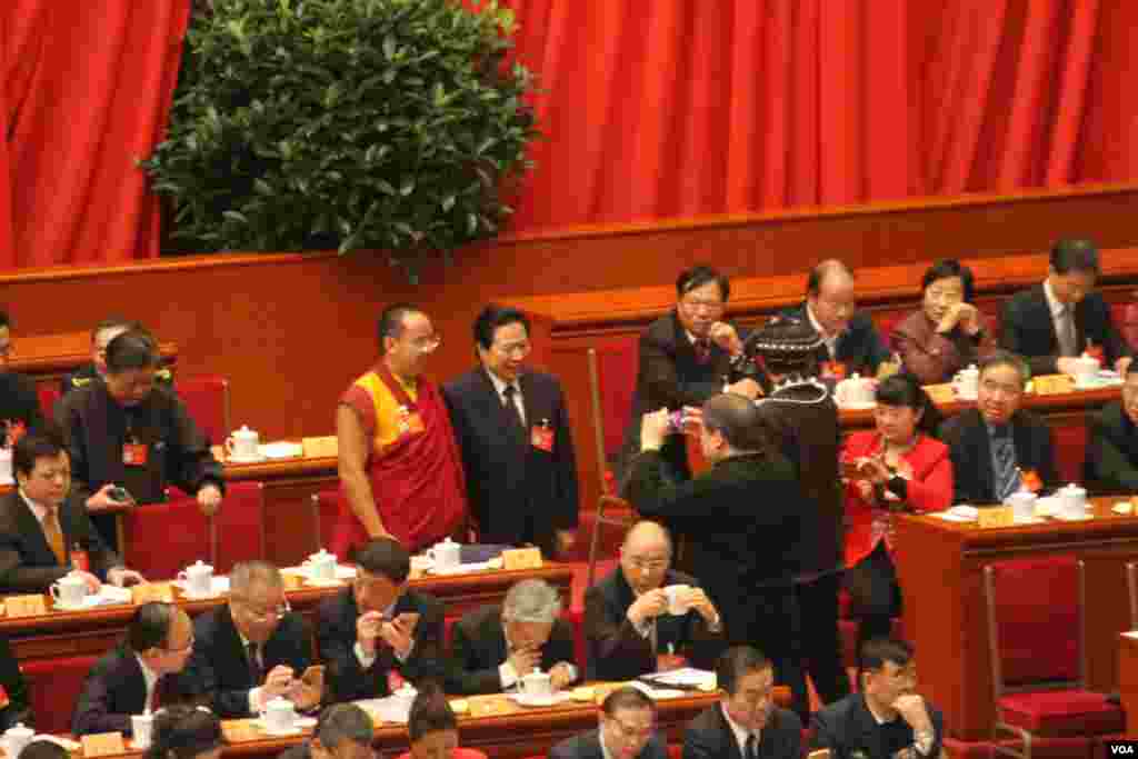 僧侣与政协委员在主席台合影(美国之音叶兵，艾伦拍摄)