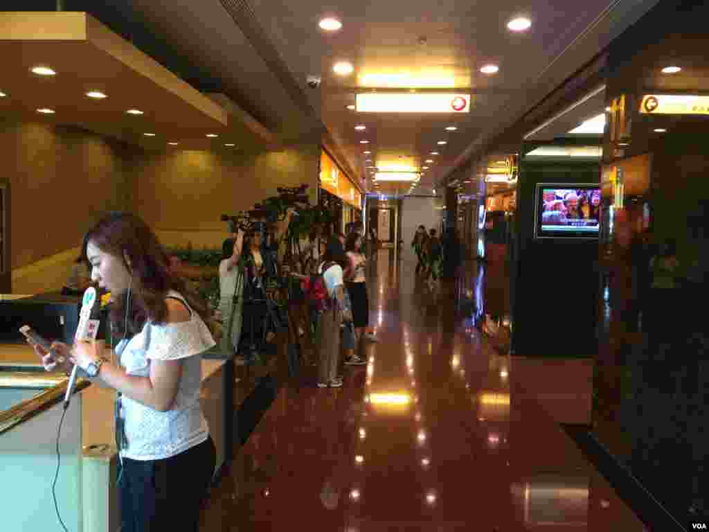 朝鲜＂脱北者＂滞留韩国驻港总领馆（美国之音海彦拍摄） 