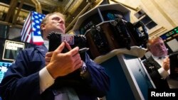 인도 서부 아메다바드에서 힌두교 축제인 &#39;나브라트리&#39;의 개막을 앞두고 여성들이 전통 무용 공연을 준비하고 있다.
