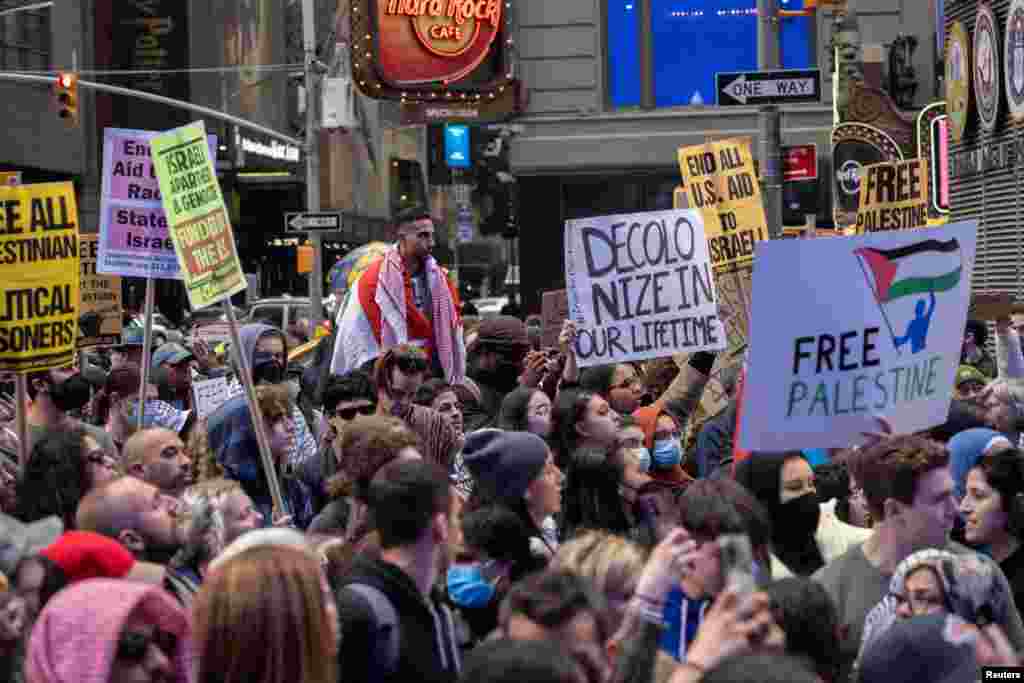 Maandamano ya kuwaunga mkono Wapalestina yafanyika kwenye uwanja wa Times Square, huko Manhattan jijini New York siku ya Jumapili.