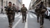 Francuski vojnici patroliraju Parizom na dan otvaranja Olimpijskih igara (Foto: Reuters/Marko Đurica)