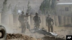 Pasukan AS yang bertugas sebagai bagian dari pasukan keamanan NATO tengah memeriksa lokasi serangan bom bunuh diri si timur Afghanistan, 8 September 2013 (Foto: dok). NATO mengatakan empat tentaranya tewas dalam operasi gabungan di Afghanistan Selatan, Minggu (6/10).