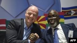 Le président de la FIFA, Gianni Infantino, serre la main du président de la fédération nigériane Amaju Pinnick lors d'une conférence de presse à Lagos, Nigeria, le 20 février 2018.