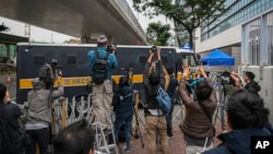 资料照片: 记者拍摄押送黎智英的囚车抵达法院