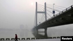 2月25日吉林省松花江畔公路桥下有人行走