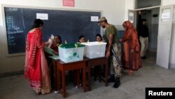 Suasana di salah satu TPS Pemilu Ulang di Karachi (18/5).