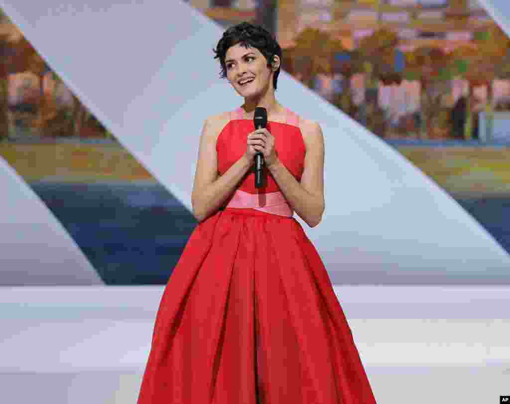 Aktris Perancis Audrey Tautou menjadi pembawa acara dalam upacara pemberian penghargaan Festival Film Cannes di Perancis Selatan (26/5). (AP/Francois Mori)