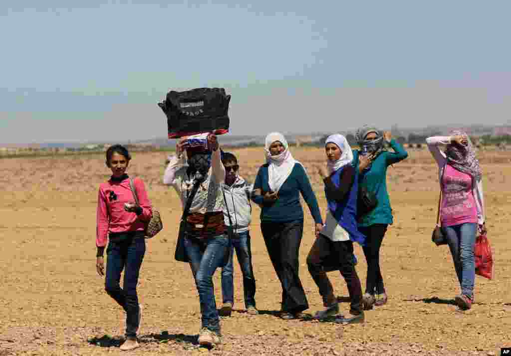 叙利亚难民越过边境进入土耳其的叙吕奇 