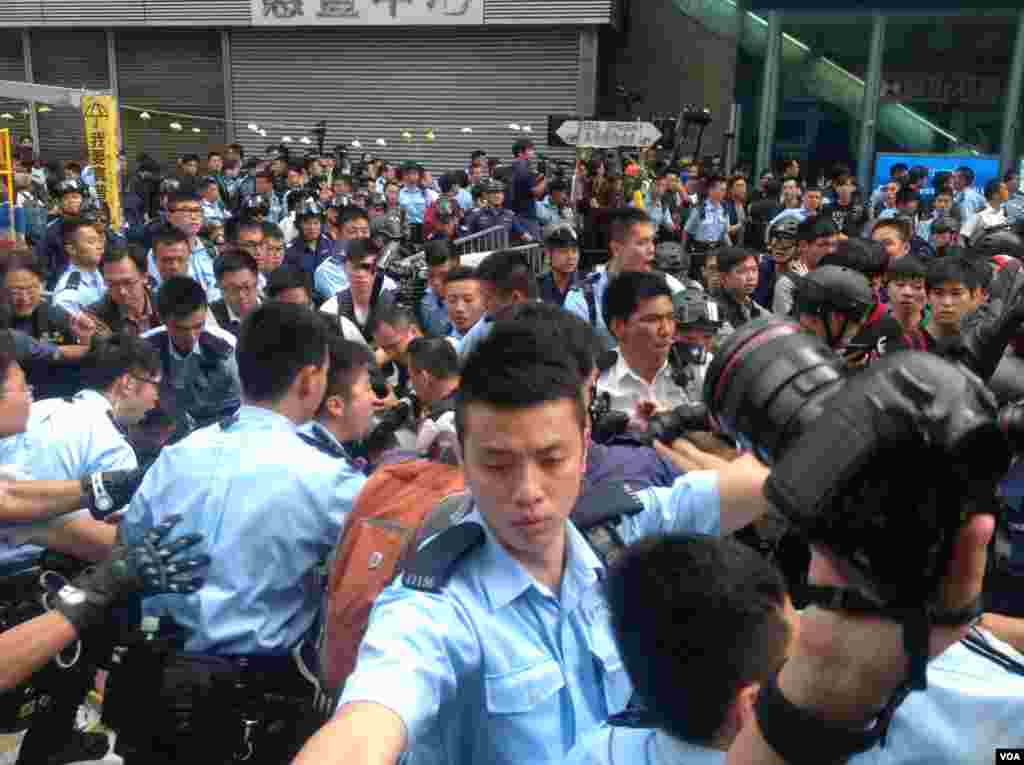 香港警方星期三上午展开强行清场行动（美国之音海彦 拍摄)。