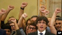 Shugaban yankin Kataloniya Carles Puigdemont da wasu magoya bayansa