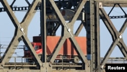 지난해 1월 북한 신의주에서 중국 단둥으로 향하는 화물차가 압록강 조중우의교를 건너고 있다.