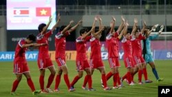 16일 인천 아시안게임 C조 조별리그 1차전에서 베트남에 승리한 북한 여자축구팀이 경기 후 관중석을 향해 손을 흔들고 있다.