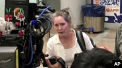 지난 2017년 8월 ‘조선의 그리스도인 벗들’의 하이디 린튼 대표가 미국 정부의 방북 금지 조치에 따라 북한에서 나와 중국 베이징 공항에 도착한 후 기자들의 질문에 답하고 있다.