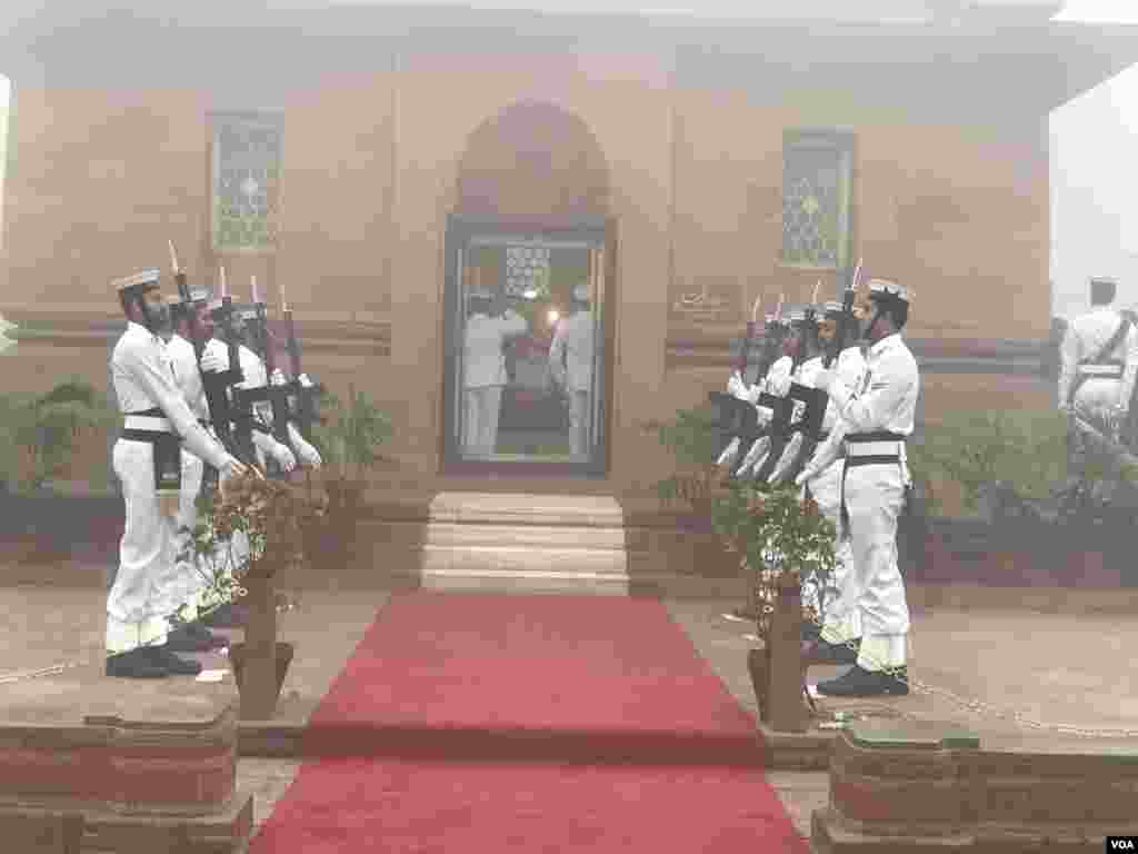 اس موقع پر پاک بحریہ کے دستے نے مزارِ اقبال پر گارڈ کے فرائض سنبھالے